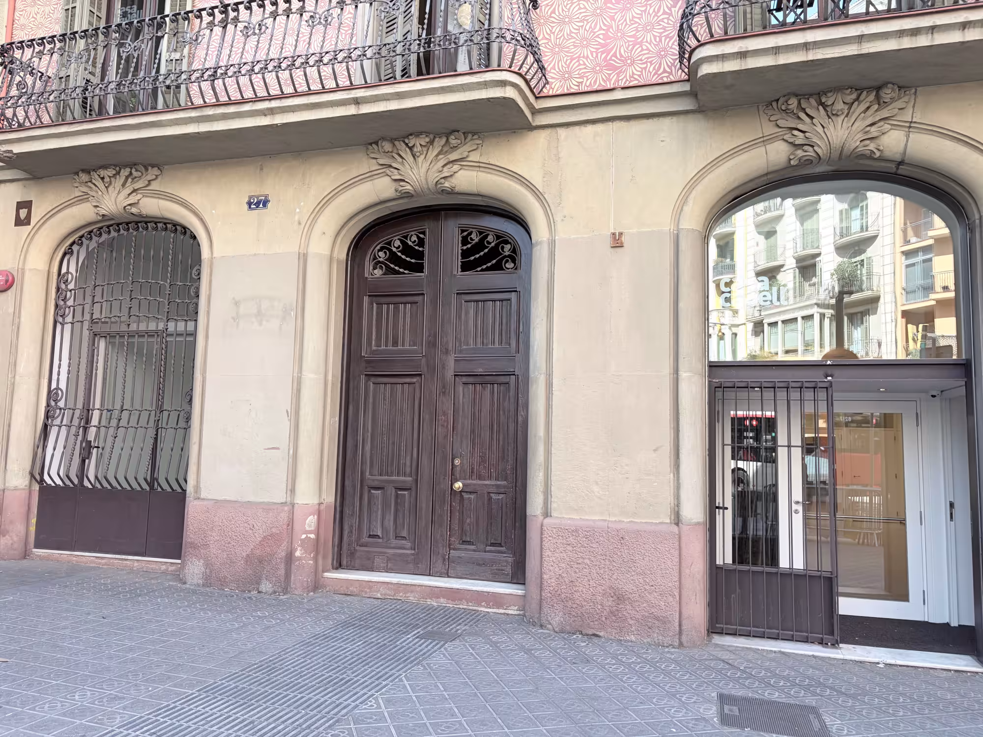 entrada davant casa capell accés